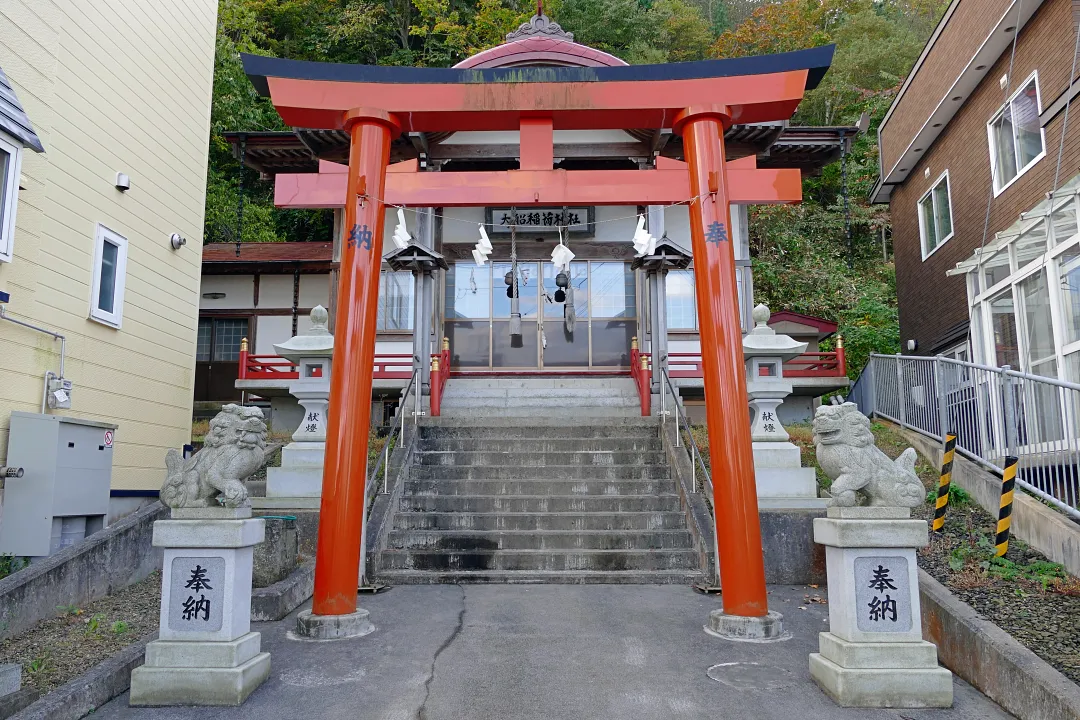 大船稲荷神社 二の鳥居と狛犬