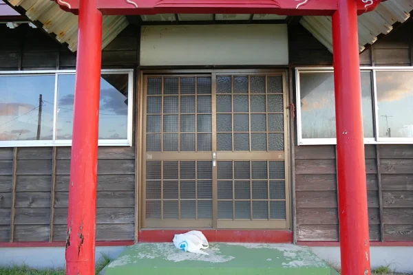 花浦浜神社 社殿の前