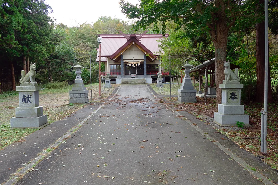 尾札部稲荷神社 参道と狛ギツネ