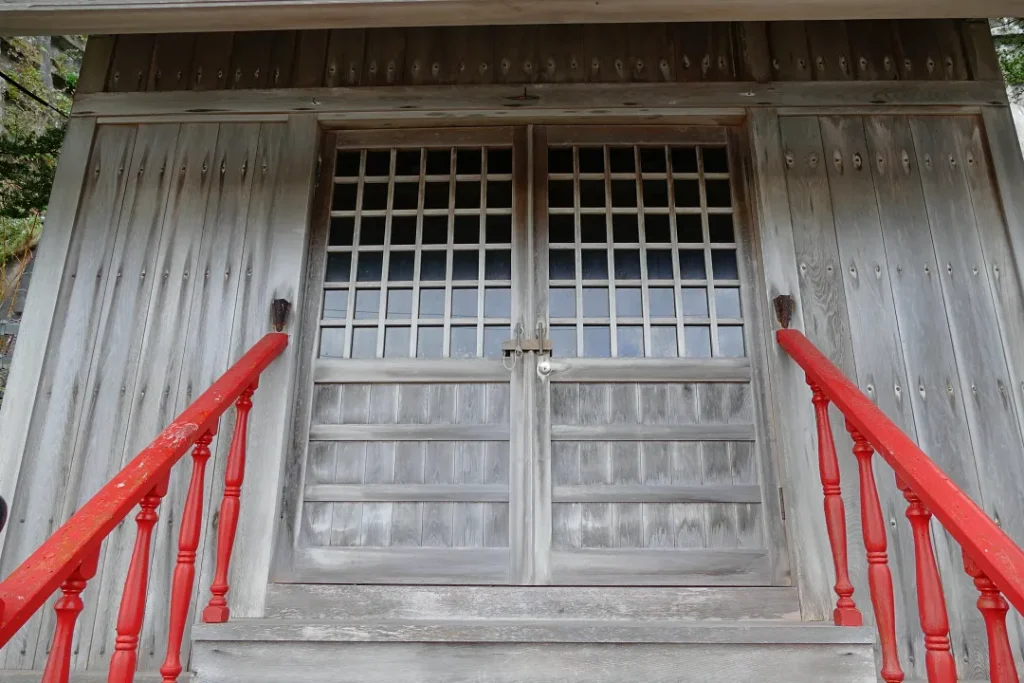 ポン木直神社 社殿の扉