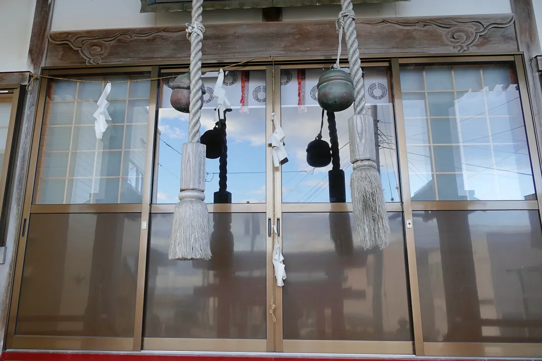 大船稲荷神社 社殿の前
