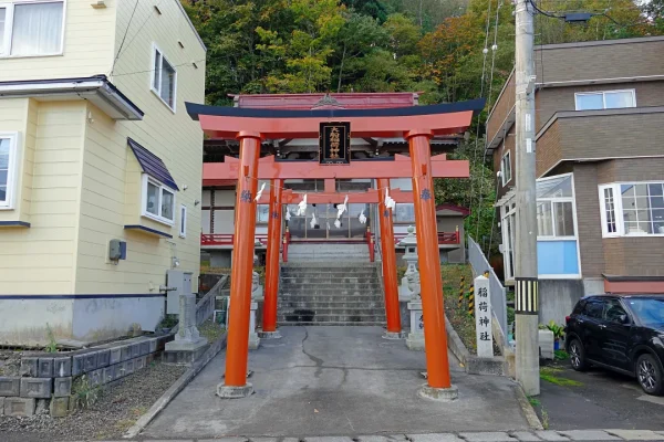 大船稲荷神社 境内を正面から