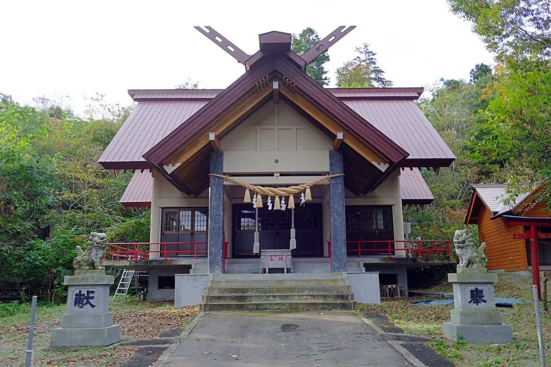尾札部稲荷神社 社殿と狛犬