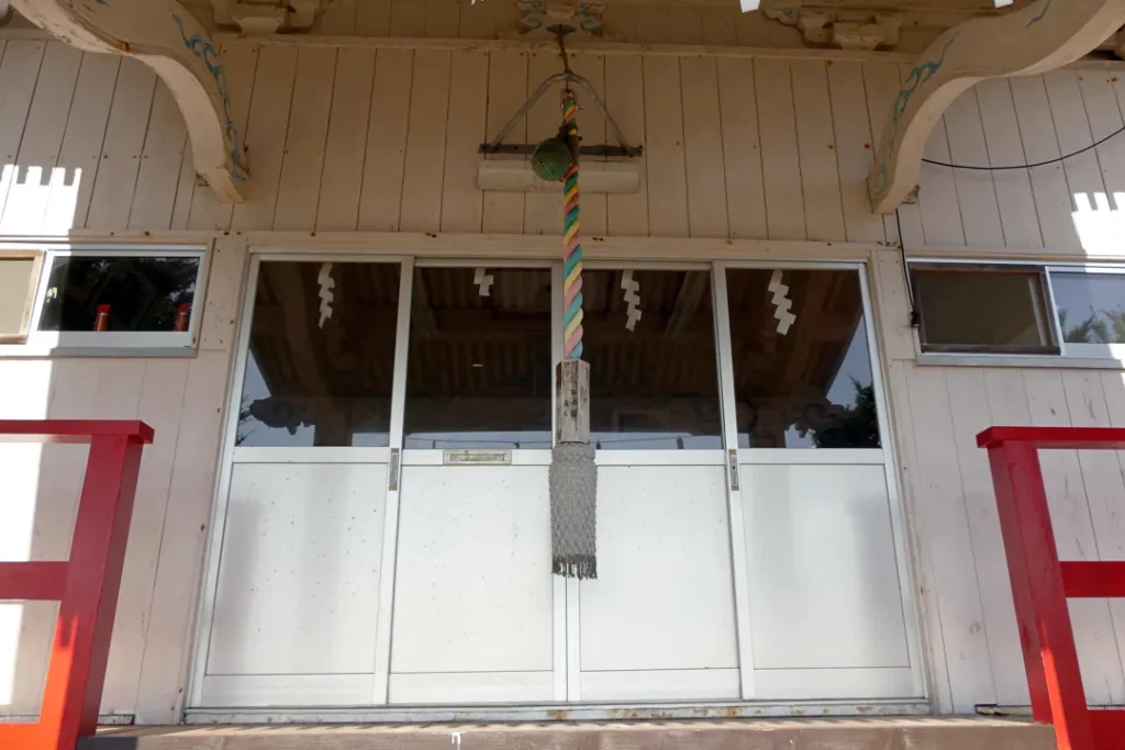 海積神社 社殿の前