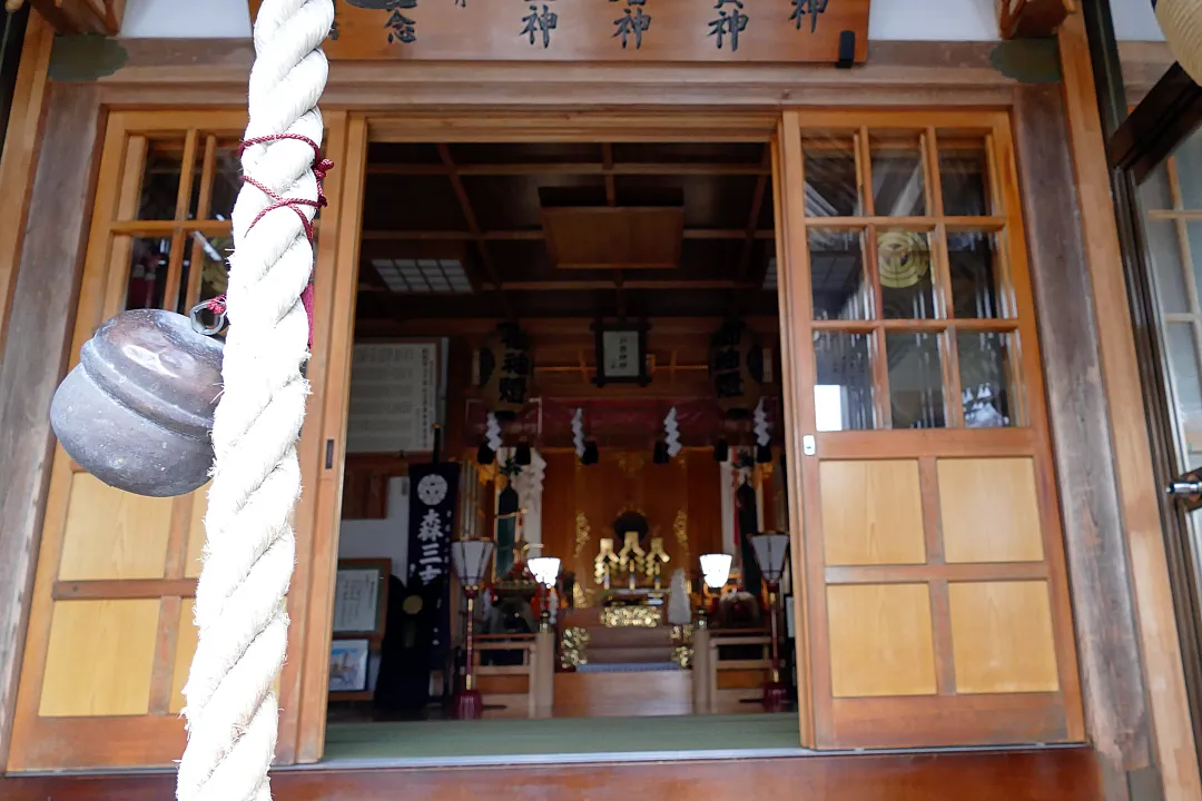 森町三吉神社 社殿の前