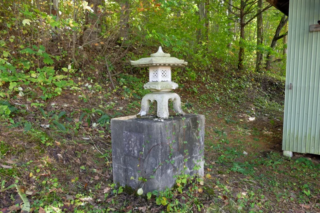 蕨岱稲荷神社 灯籠 左