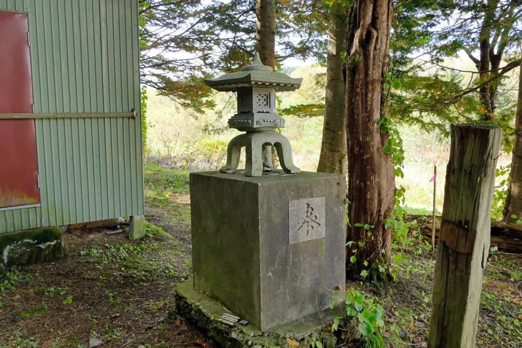 蕨岱稲荷神社 灯籠 右
