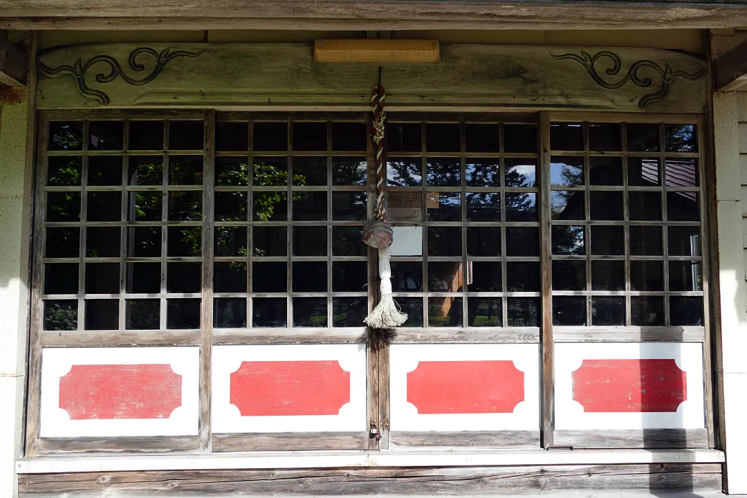 熱郛神社 社殿の前