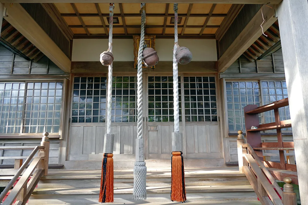 13_1280310 川汲稲荷神社 社殿の前