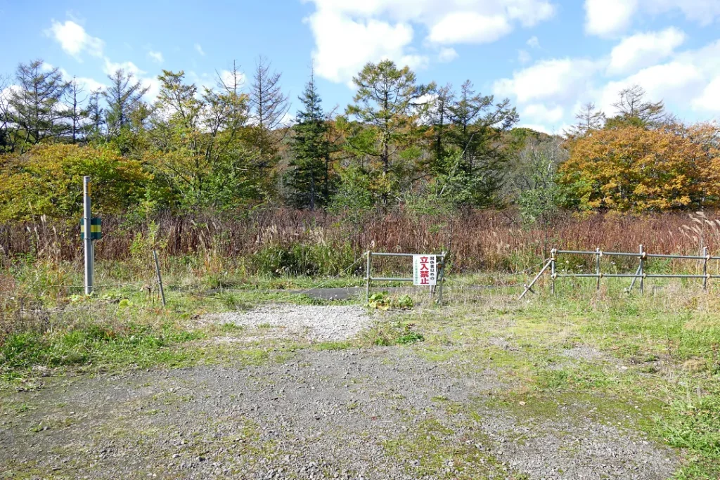 蕨岱稲荷神社の道路向かい