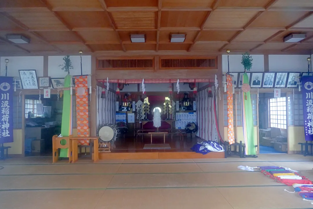 15_1280313 川汲稲荷神社 社殿の中