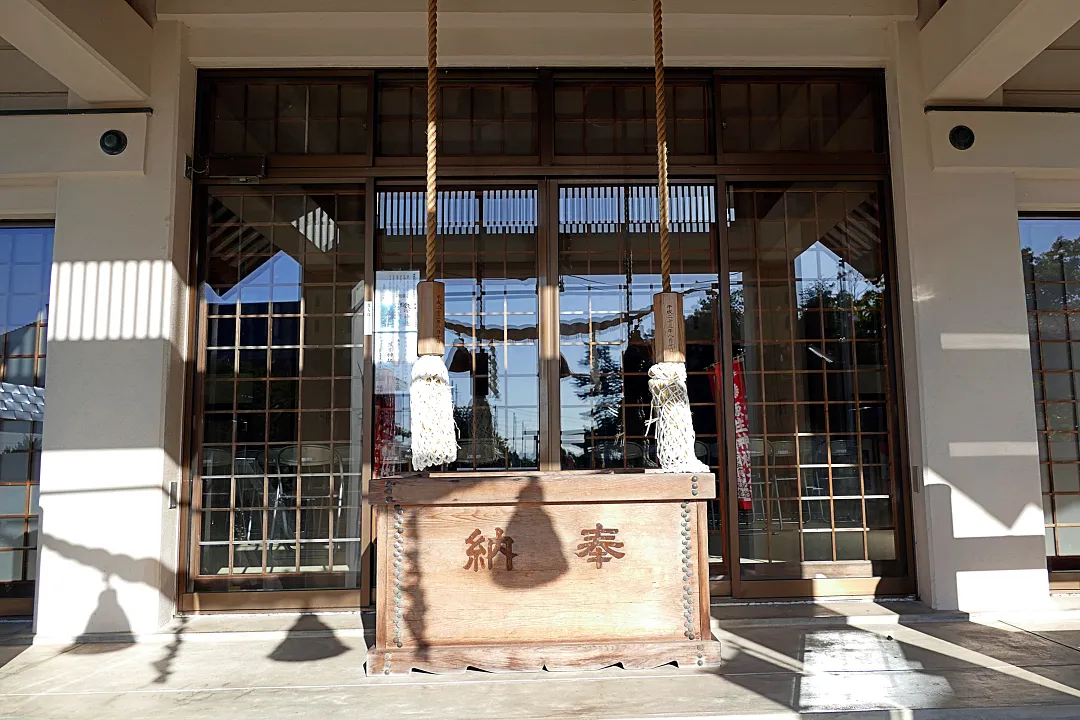 飯生神社 拝殿の前