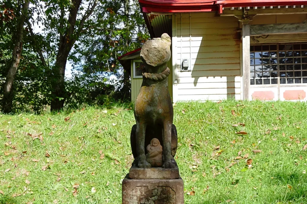 熱郛神社 狛ギツネ 左
