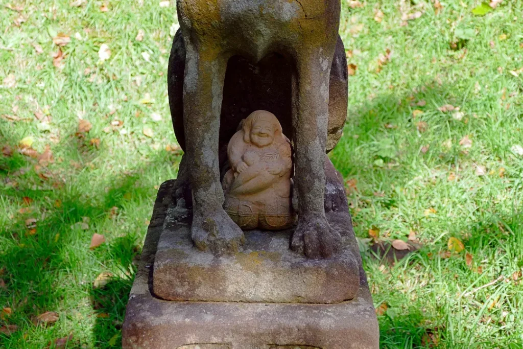 熱郛神社 狛ギツネ左の大黒さん