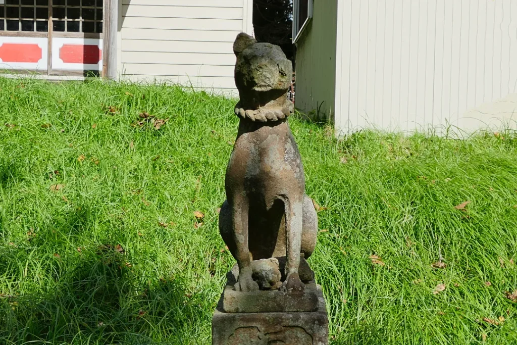 熱郛神社 狛ギツネ 右