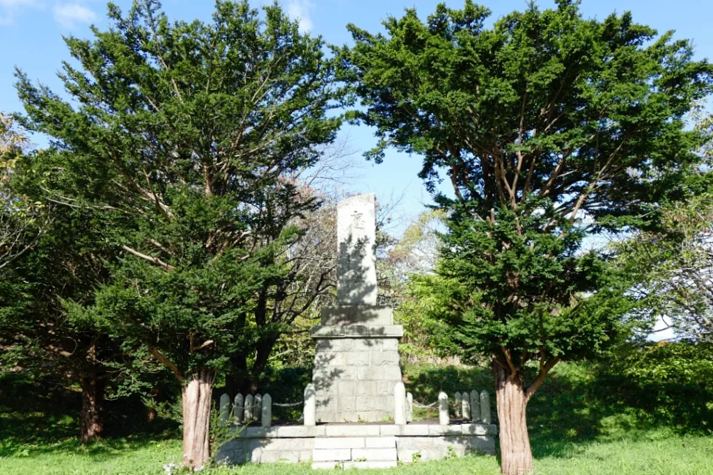 飯生神社 日本の木にはさまれた忠魂碑