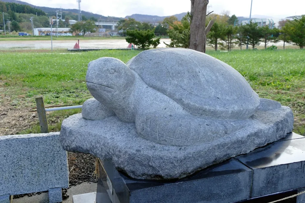 落部八幡宮 亀塚アップ