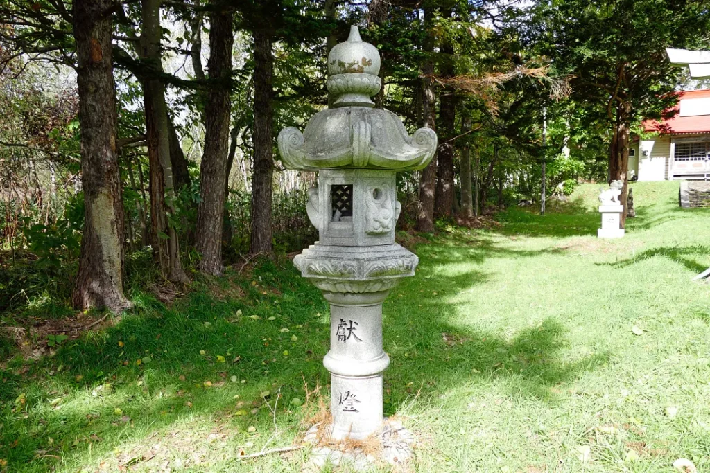 熱郛神社 灯籠 左