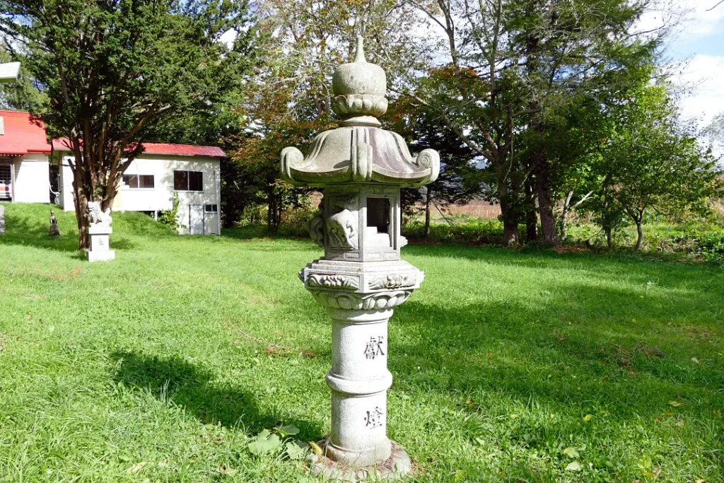 熱郛神社 灯籠 右