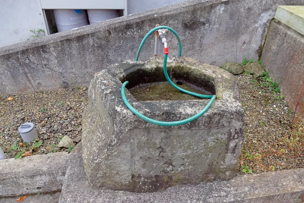 大船稲荷神社 手水鉢