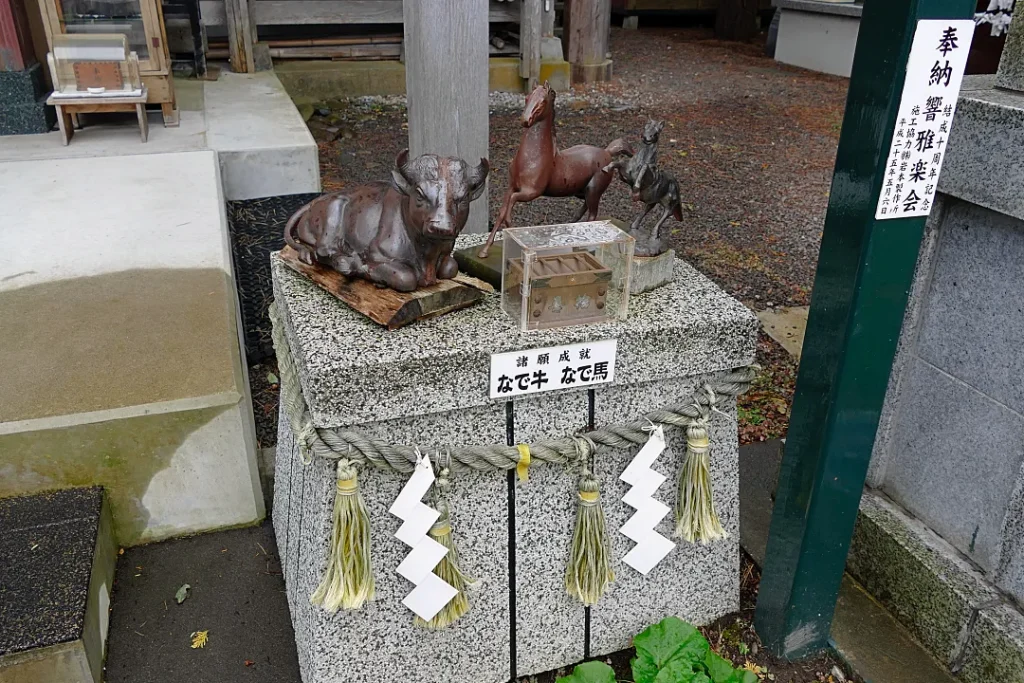 森三吉神社 なで牛 なで馬