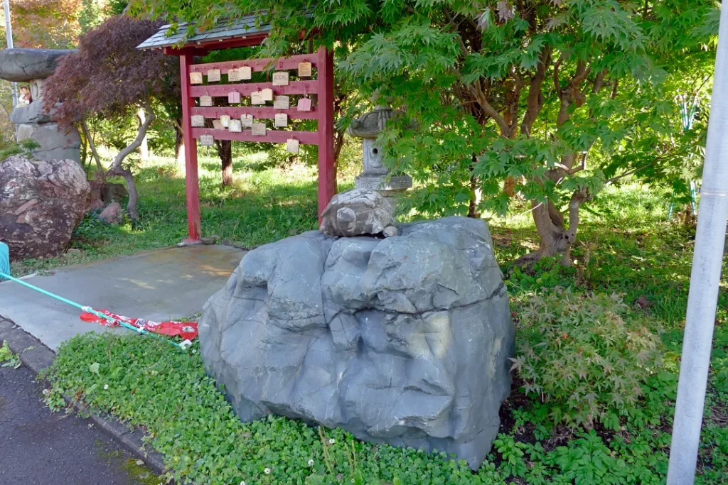 飯生神社 石の上の亀
