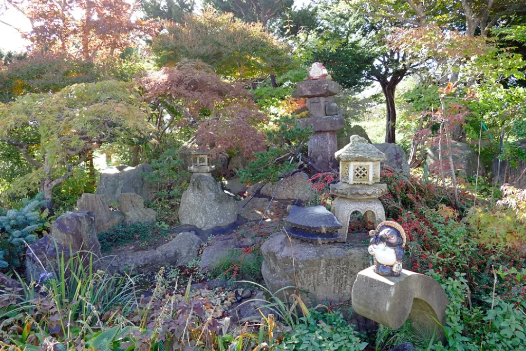 飯生神社 日本庭園風のたたずまい