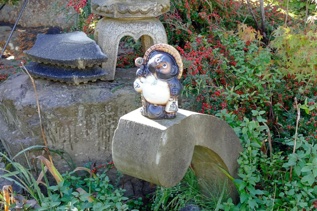 飯生神社 日本庭園のタヌキ