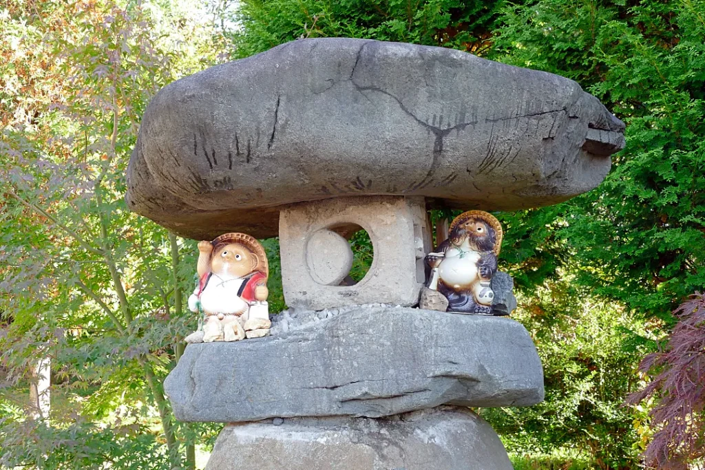 飯生神社 石灯籠のタヌキ