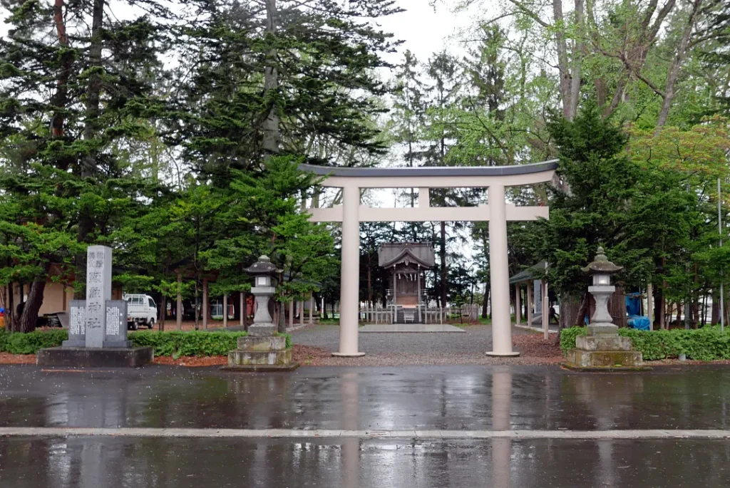 顕勲神社 境内入り口