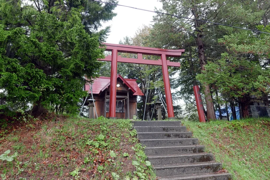 西丘神社 境内入り口