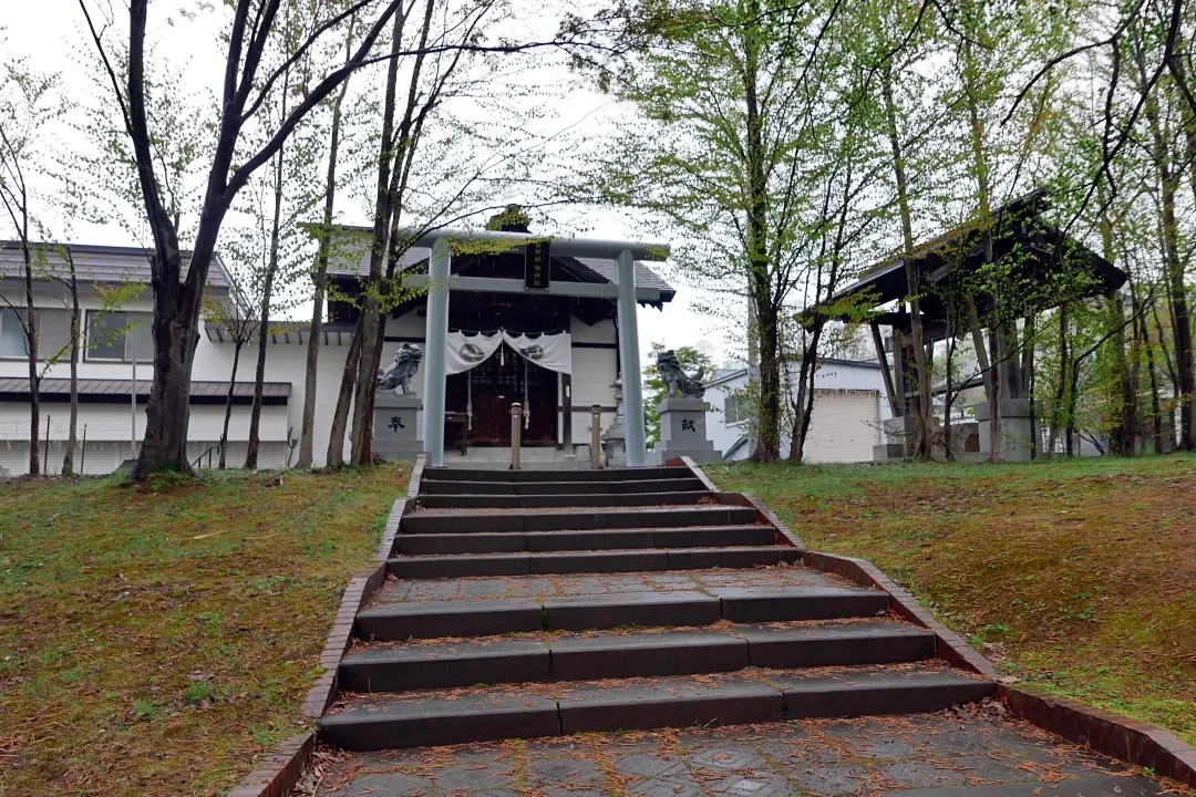 西御料地神社 境内入り口