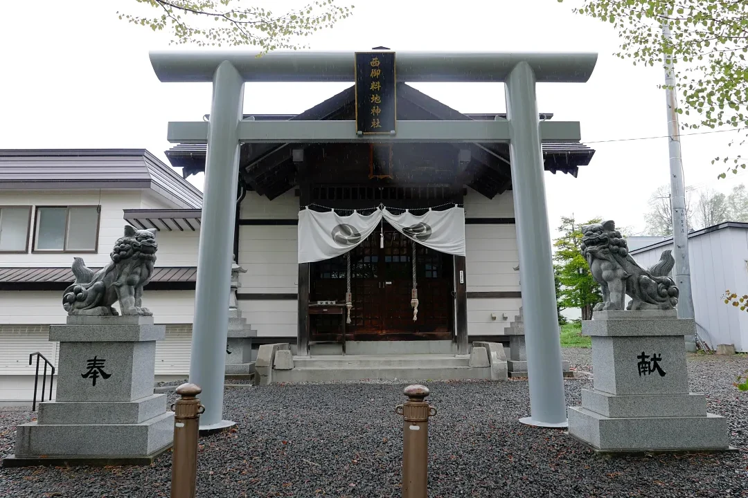 西御料地神社 鳥居と狛犬