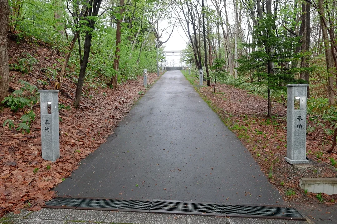 鷹栖神社 階段上の参道
