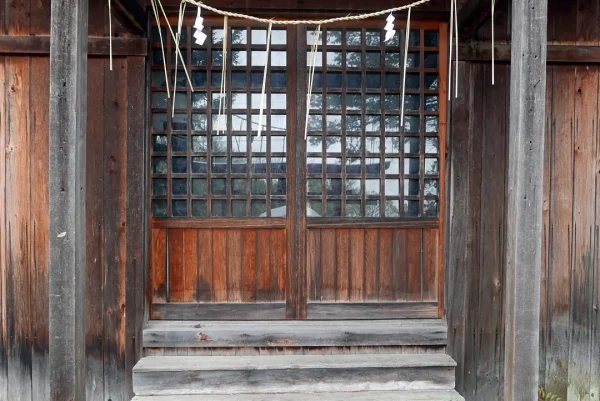西丘神社 社殿の前