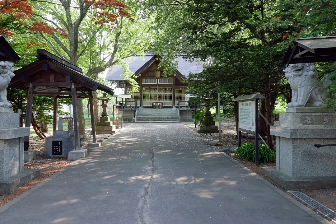 05_1020621 大麻神社 狛犬と参道