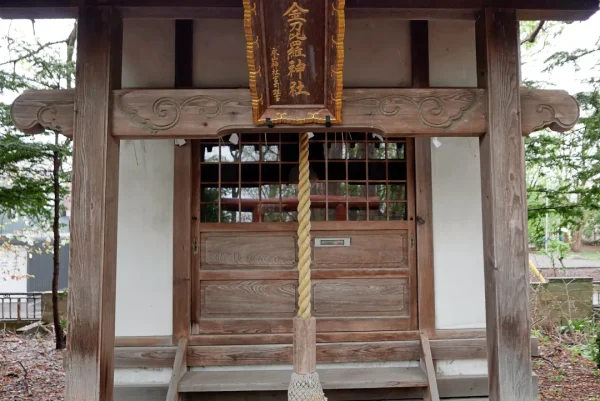 金刀比羅神社 社殿の前