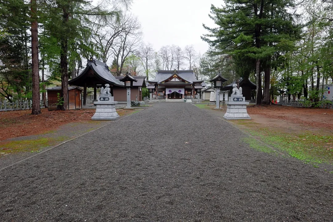 鷹栖神社 砂利の参道前半
