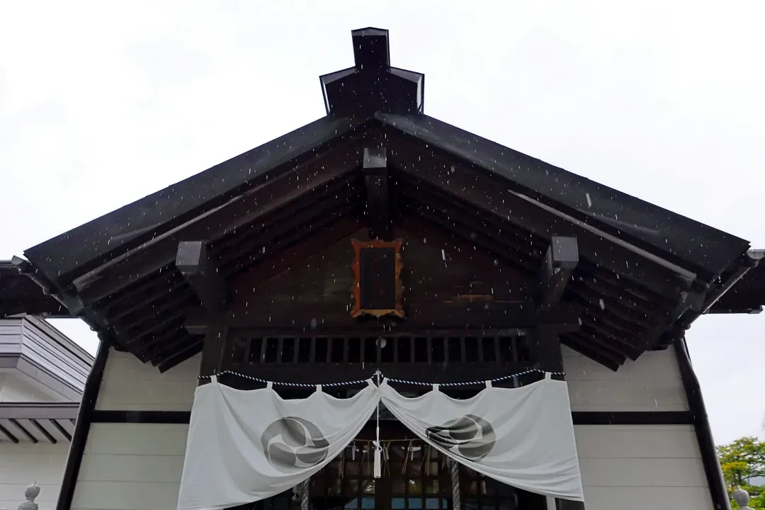 西御料地神社 社殿の廂