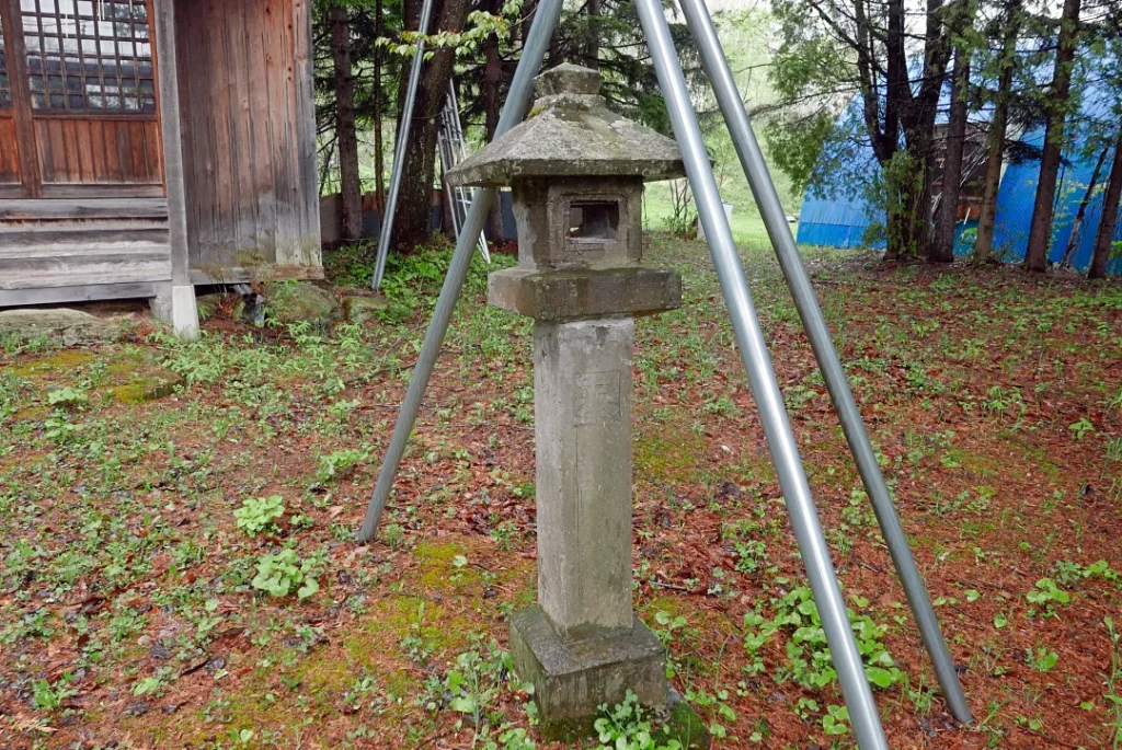 西丘神社 灯籠 右