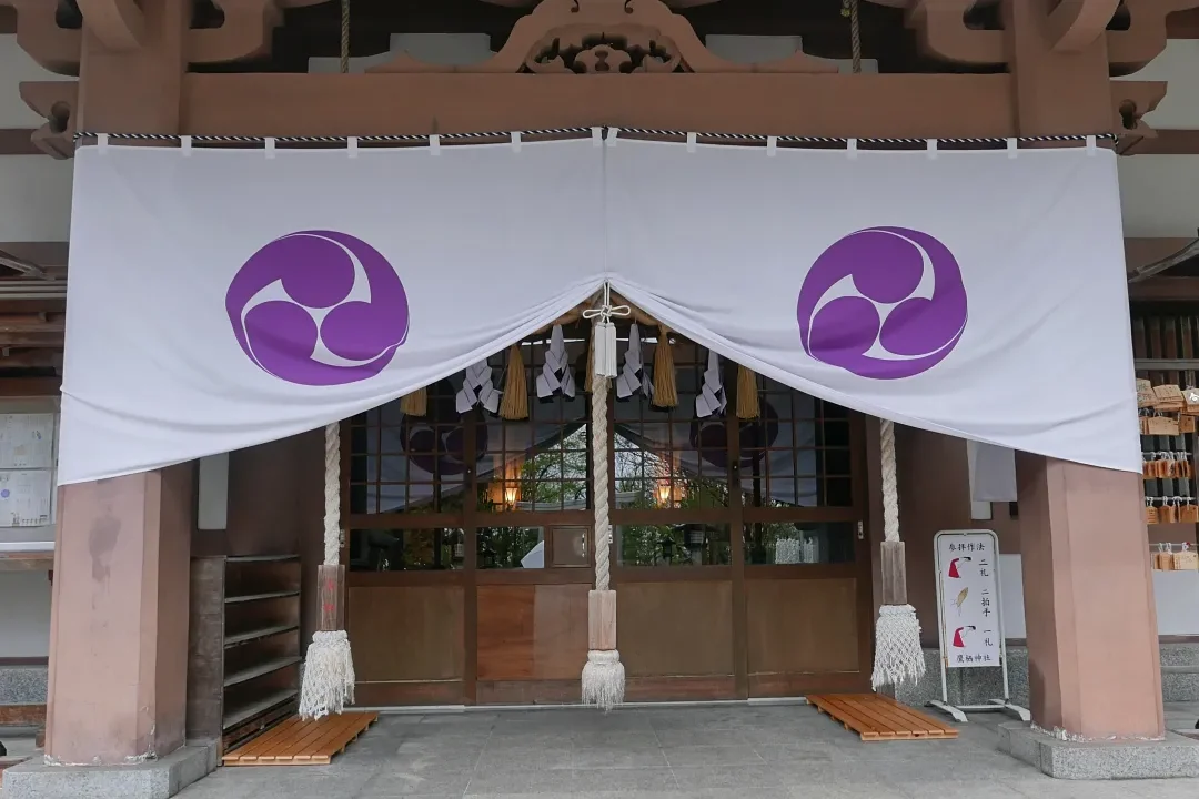 鷹栖神社 拝殿の前