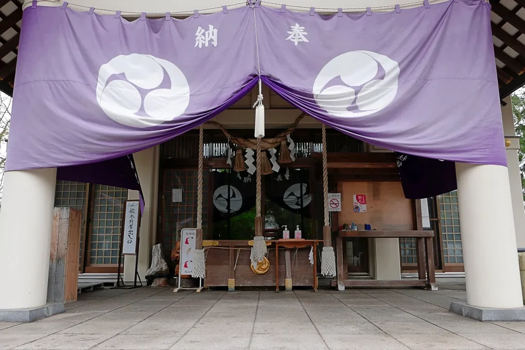 永山神社 拝殿の前