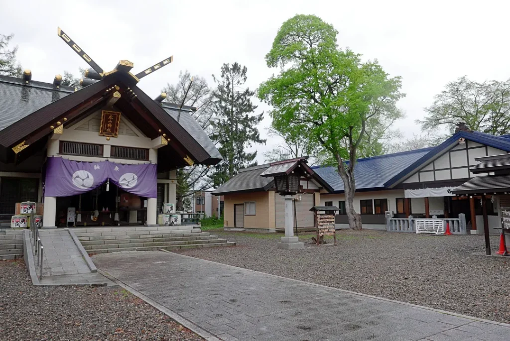永山神社 社殿と社務所