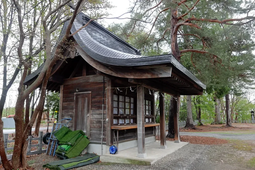 鷹栖神社 授与所 横から