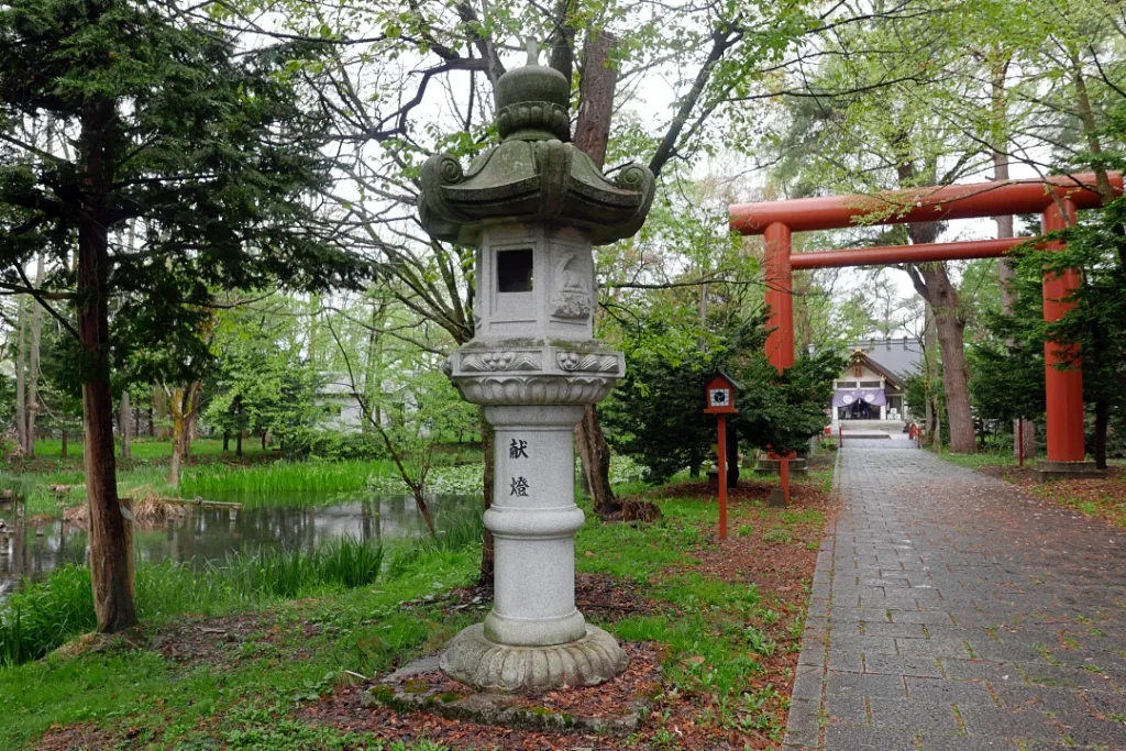 永山神社 参道の灯籠 左