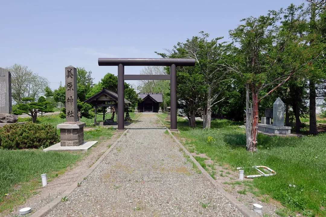 美原神社 境内入り口を正面から