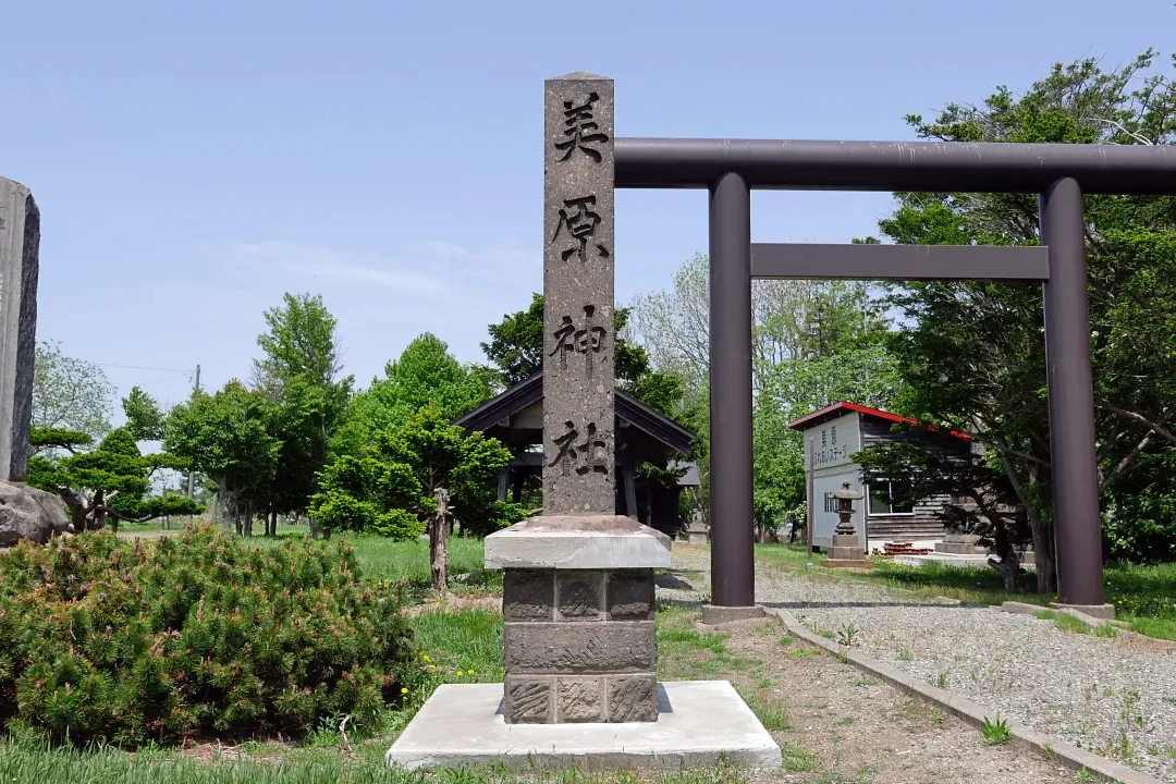 美原神社 社号標