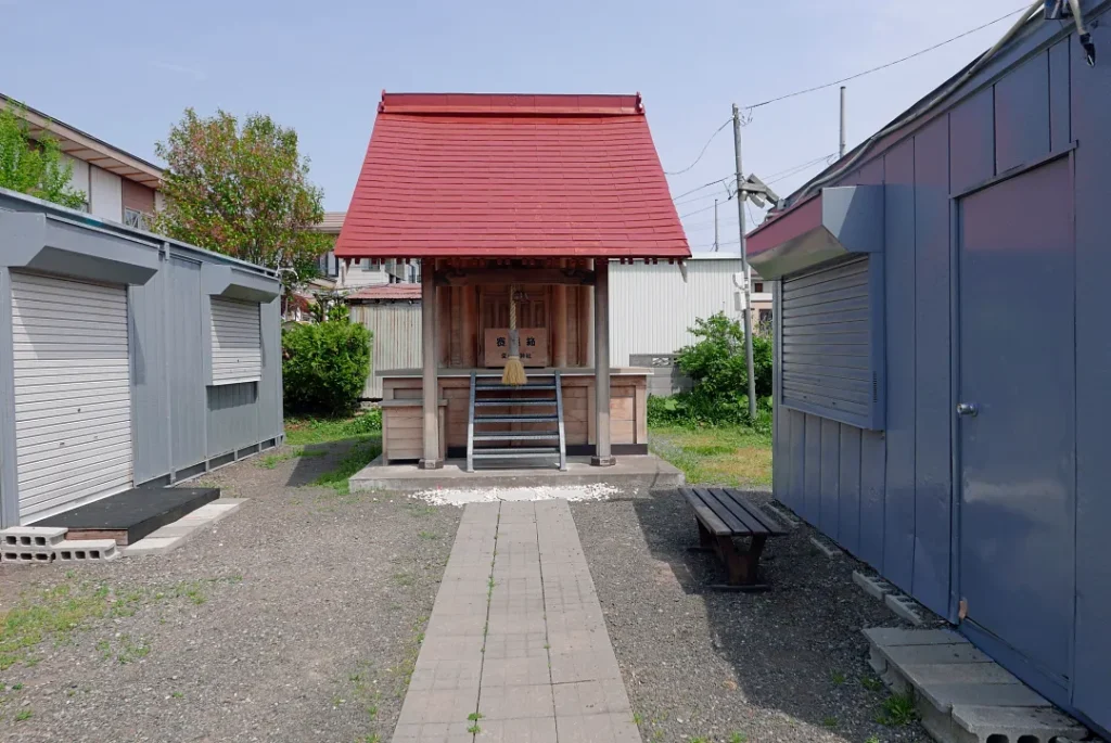 文京台神社 参道と社殿