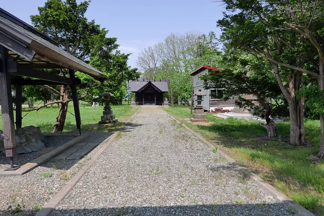 美原神社 参道前半
