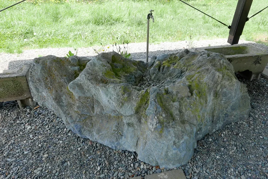 美原神社 手水鉢